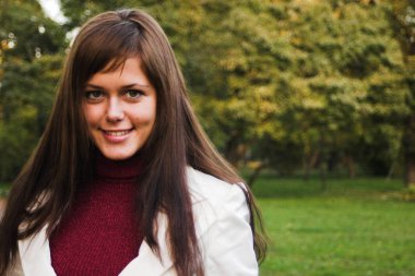 güneşli bir autumnday üzerinde bir parkta kız