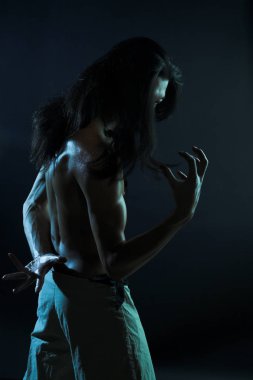 Sportif adam siyah arka plan üzerinde