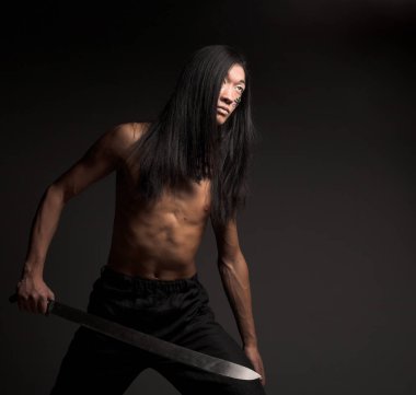 katana ile Asya adam