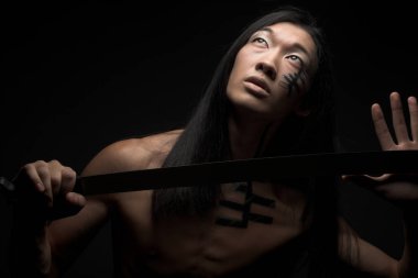 katana ile Asya adam