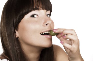 güzel bir genç kadın ile yeşil üzüm