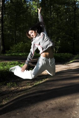 ince şekilli güzel kız atlama