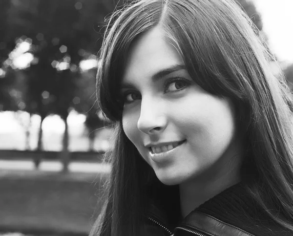 Pretty girl in park — Stock Photo, Image