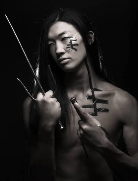 Asiatiska boy med vapen — Stockfoto