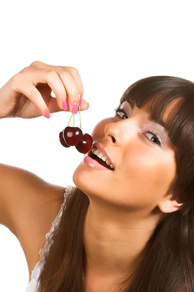 Morena segurando cherryes — Fotografia de Stock