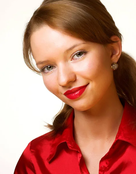 Πορτρέτο του όμορφη νεαρή γυναίκα με κόκκινο κραγιόν — Φωτογραφία Αρχείου