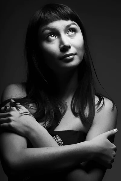 Młoda kobieta na ciemnym tle — Zdjęcie stockowe