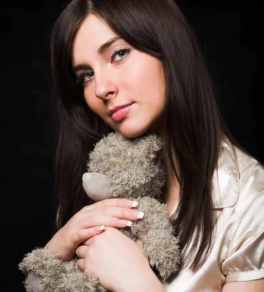 Schöne Frau hält einen Teddybär — Stockfoto