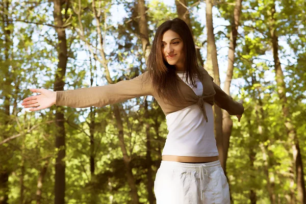 Woman in summer park — Stock Photo, Image