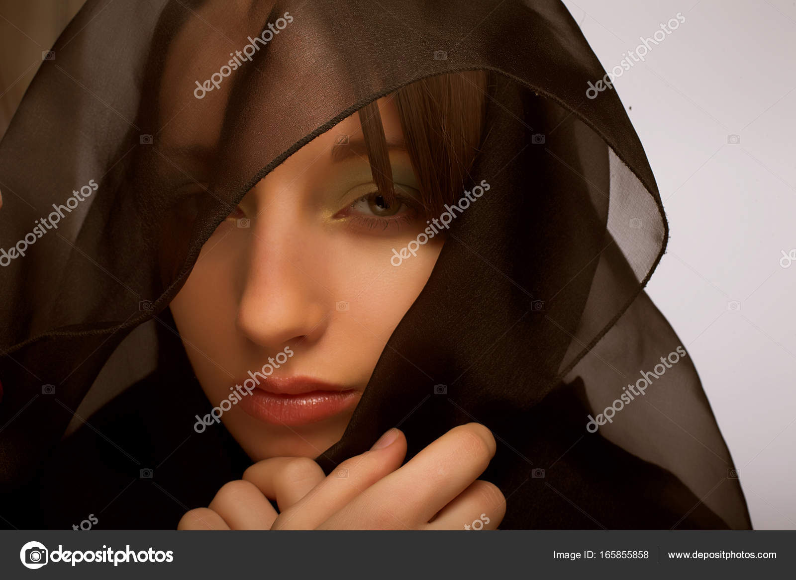 сон женщина в черном платке. девушка в черном платке. сон женщина в черном платке. женщина в платке. к чему приснилась женщина в черном платке.