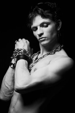 man op zwarte achtergrond