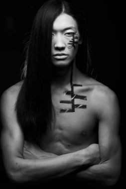 uzun saçlı Asyalı adam