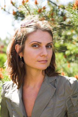 doğal bir ortamda genç iş kadını