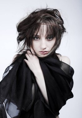 Yas tutan genç kadın