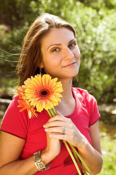 Donna beaituful con gerber — Foto Stock