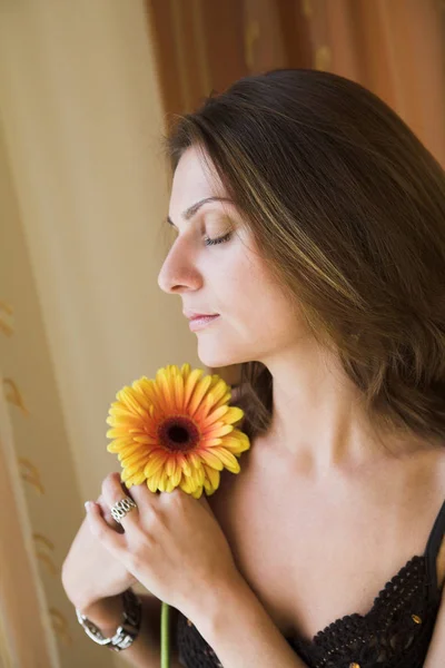 Donna che odora di fiore — Foto Stock