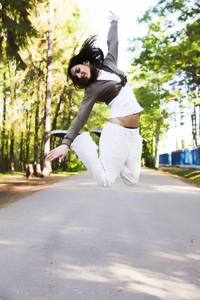 Sporty woman is jumping — Stock Photo, Image