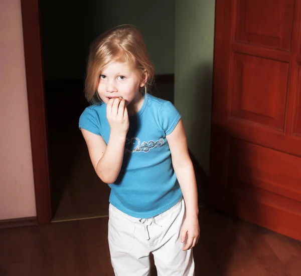 小さな金髪の少女 — ストック写真