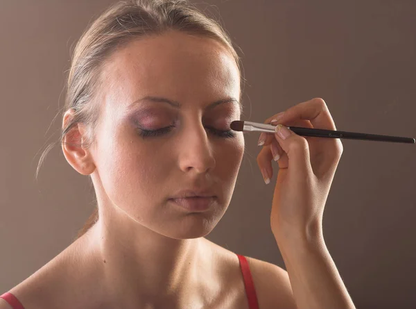 Make-up für junge Frauen — Stockfoto