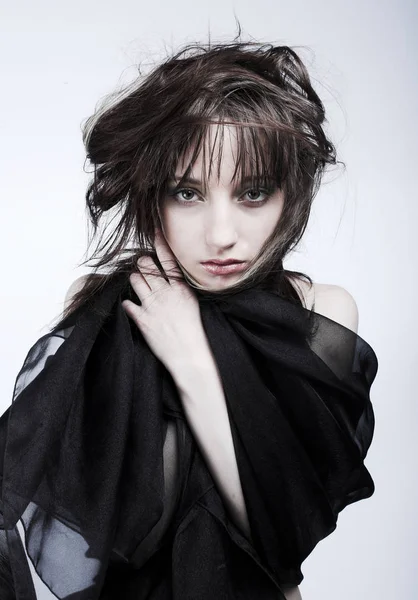 Yas tutan genç kadın