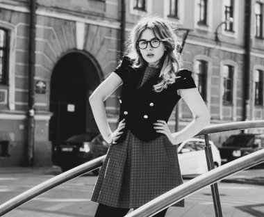 Yaz şehrinde sarışın bir kız, siyah beyaz bir resim.