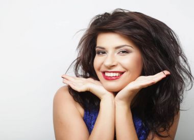 Yaşam tarzı ve insan konsepti: Güzel, genç, şaşırmış kadın.