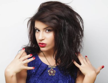 Yaşam tarzı ve insan konsepti: Güzel, genç, şaşırmış kadın.