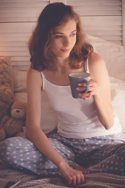 Mooie vrouw die koffie drinkt in haar bed. Levensstijl concept. — Stockfoto