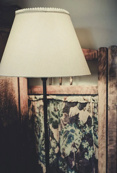 Напольная лампа и антикварный складной экран — стоковое фото