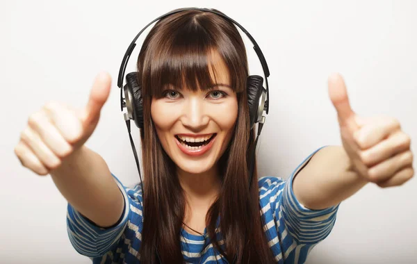 Estilo de vida y concepto de personas: mujer joven con auriculares escuchar —  Fotos de Stock