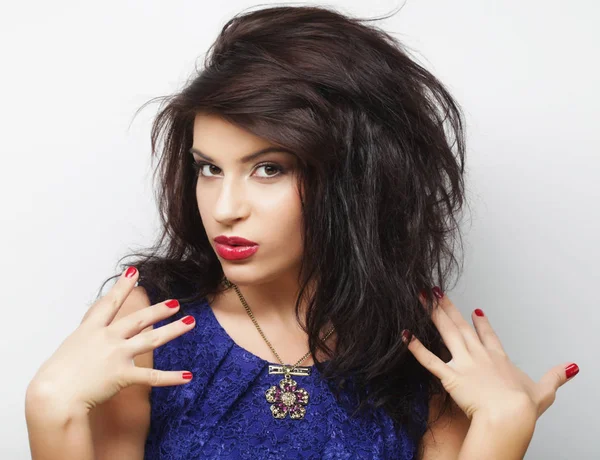 Yaşam tarzı ve insan konsepti: Güzel, genç, şaşırmış kadın.