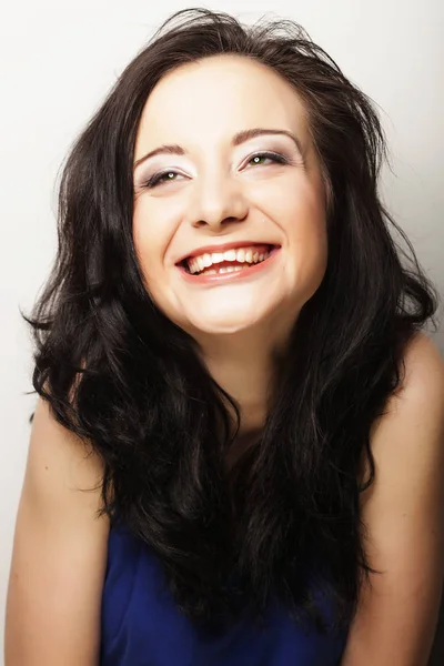 Χαριτωμένο χαμογελαστό μελαχρινή κοπέλα σε λευκό φόντο — Φωτογραφία Αρχείου