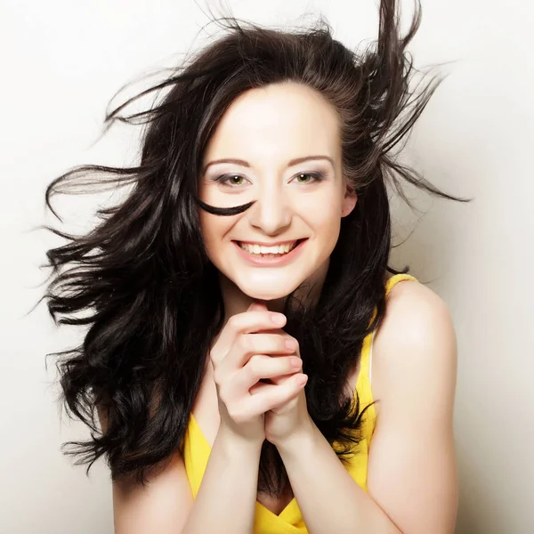 Güzel esmer kadın. Gülümse ve mutlu ol.