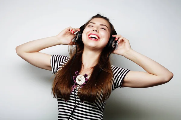 Kvinna med hörlurar musik. Musik girl dancing agains — Stockfoto