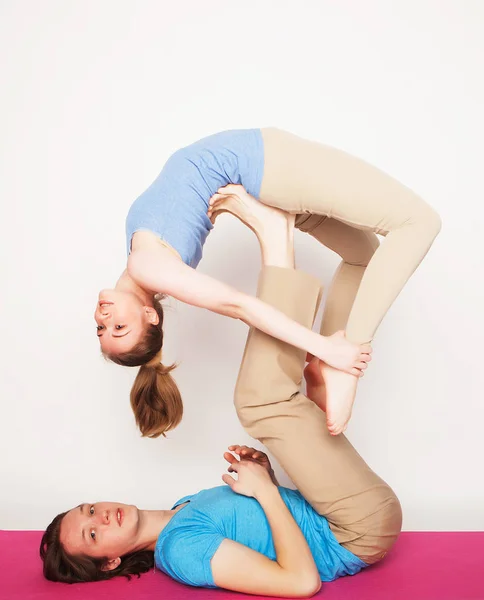 Styl życia, sport i koncepcja ludzi: Młoda para w pozycji do jogi — Zdjęcie stockowe