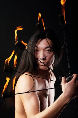 ateş gösterisi ile Asya adam