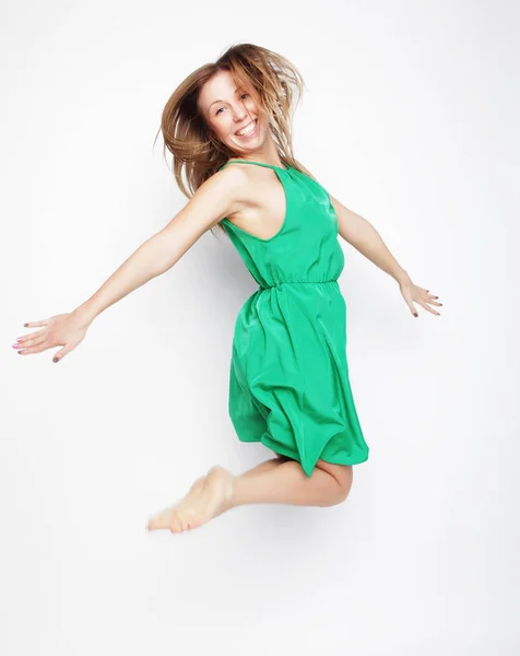 Щастя, свобода і концепція людей - усміхнена молода жінка стрибає — стокове фото