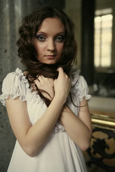 白いドレスで美しい若いビクトリア朝の女性 — ストック写真