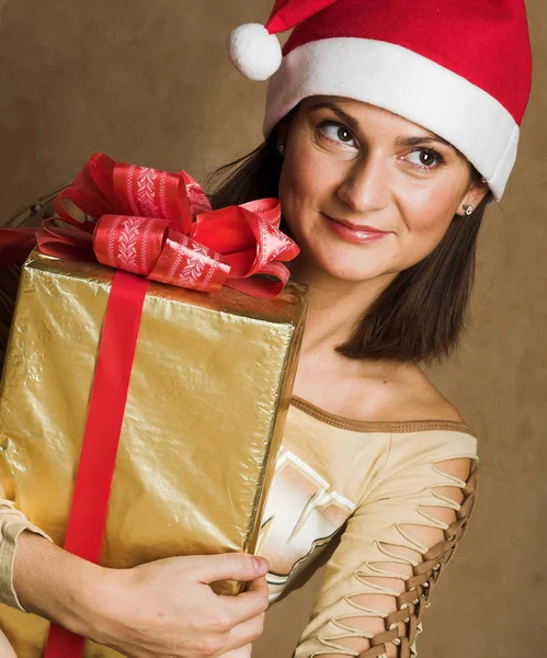 Mujer feliz con presente — Foto de Stock