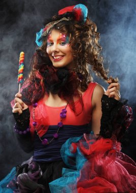 Bebek stili ve şekerli yaratıcı makyajlı bir kadın..