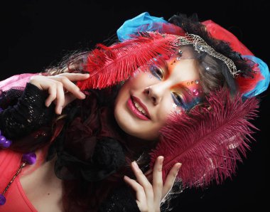 Sanatsal makyajlı güzel bir bayan. Bebek stili.