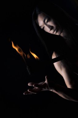 ateş gösterisi ile Asya adam