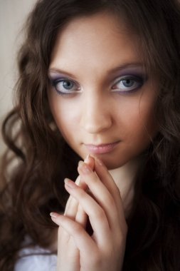 uzun kahverengi saçlı mutlu genç gelin