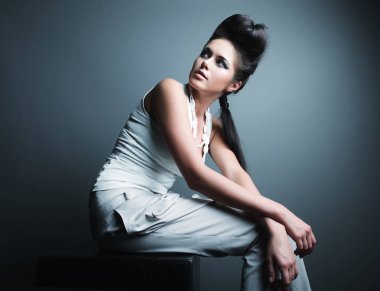 model gri arka plan üzerinde poz