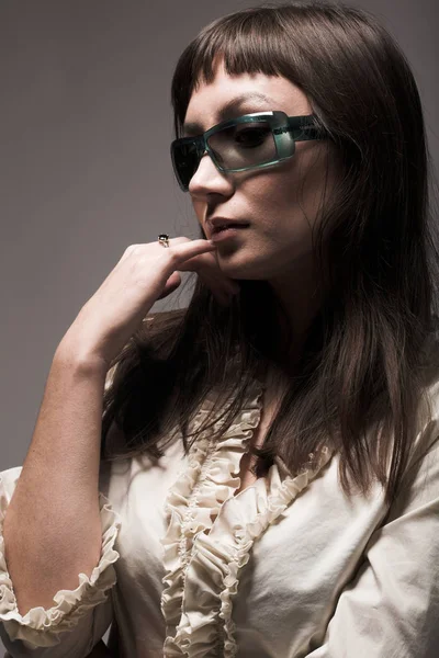 Модна модель з дизайнерськими сонцезахисними окулярами — стокове фото