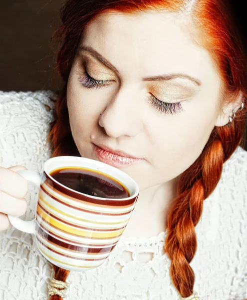 Jovem mulher bonita beber café — Fotografia de Stock