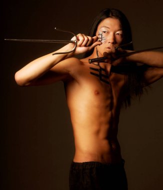 Asyalı çocuk siyah arka plan üzerinde