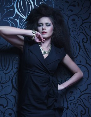 Şık, uzun saç stili olan zarif bir bayan. Parlak makyaj ve bla