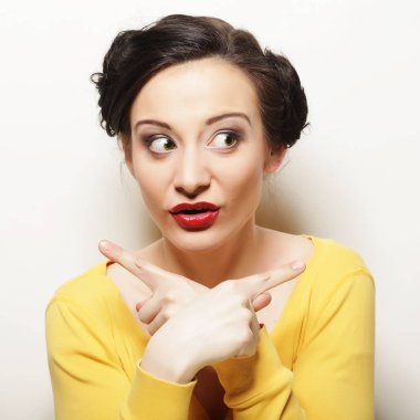 Gülümseyen esmer kız portresini kapat.