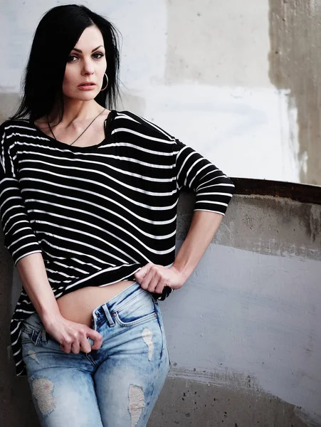 çizgili bir gömlek güzel genç kadın